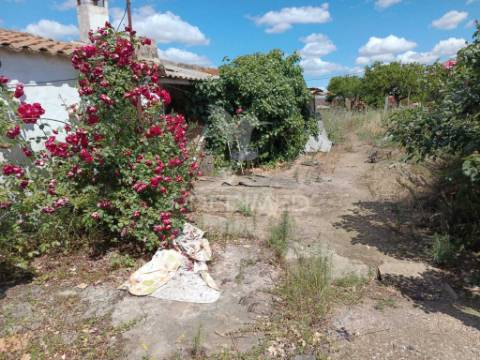 Moradia terrea c/quintal