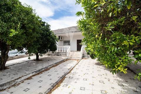 Moradia térrea t4 com anexo e quintal – vila do vimieiro
