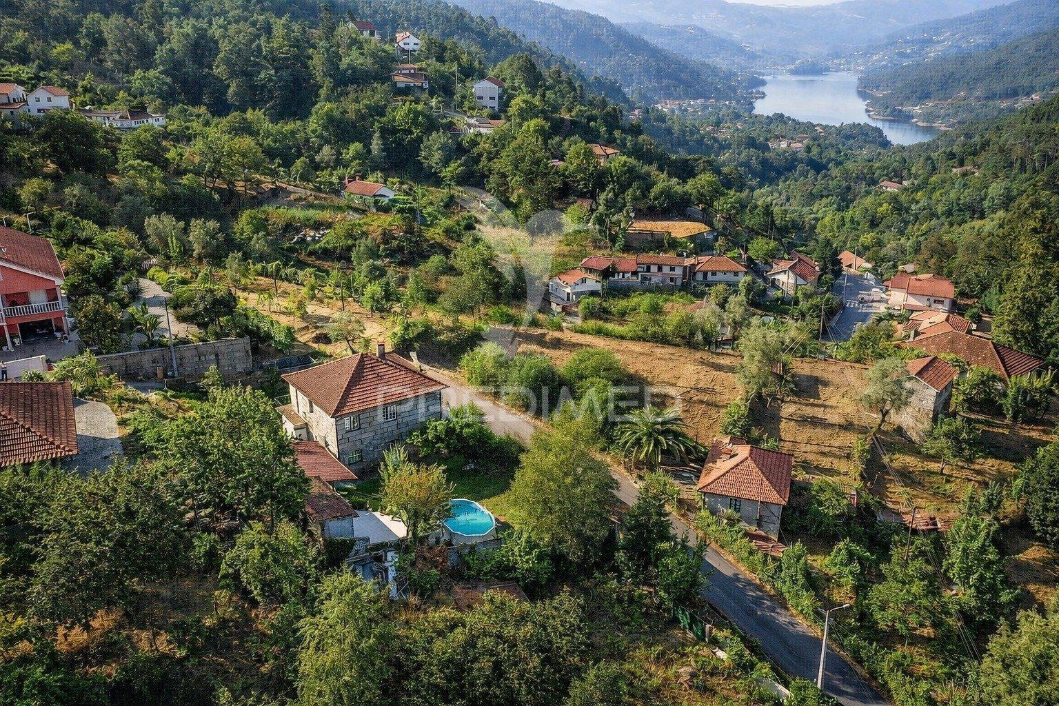 No coração do gerês moradia t4 com jardim e potencial para turismo