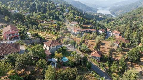 No coração do gerês moradia t4 com jardim e potencial para turismo