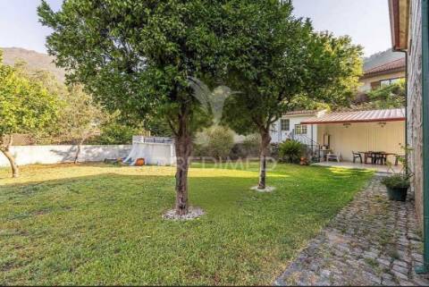 No coração do gerês moradia t4 com jardim e potencial para turismo