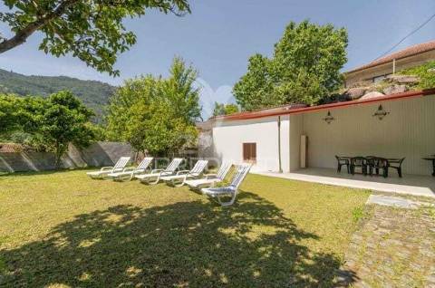No coração do gerês moradia t4 com jardim e potencial para turismo