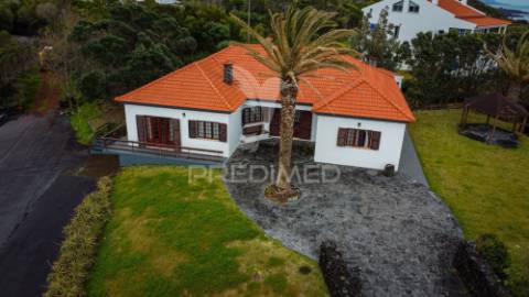 Moradia t3 na marginal dos casteletes – urzelina, ilha de são jorge