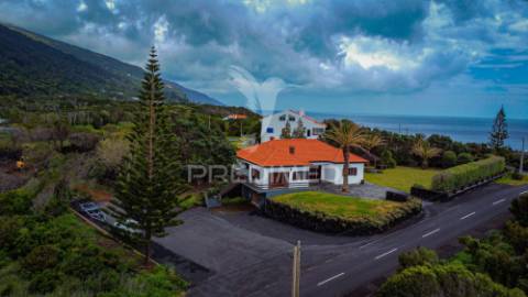 Moradia t3 na marginal dos casteletes – urzelina, ilha de são jorge