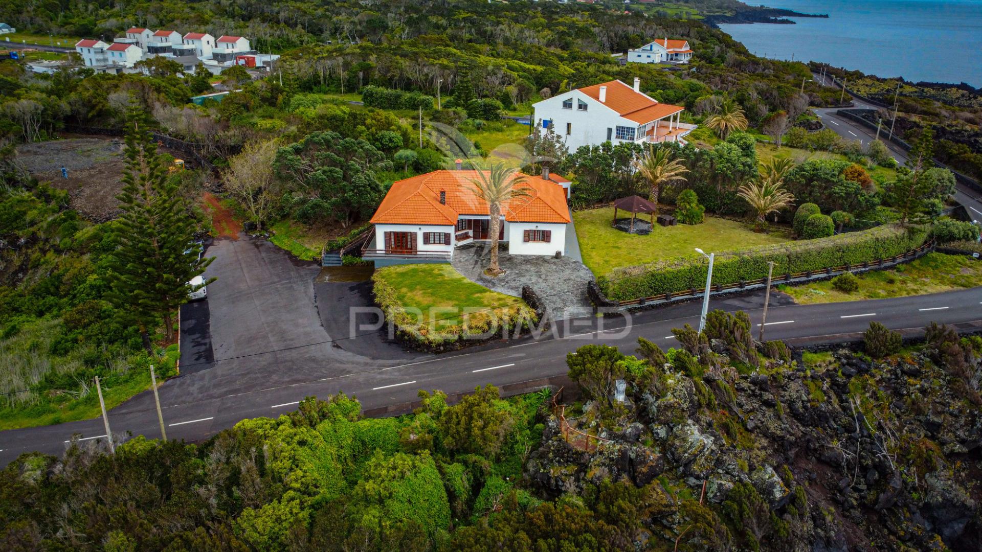 Moradia t3 na marginal dos casteletes – urzelina, ilha de são jorge