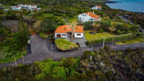 Moradia t3 na marginal dos casteletes – urzelina, ilha de são jorge