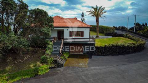 Moradia t3 na marginal dos casteletes – urzelina, ilha de são jorge