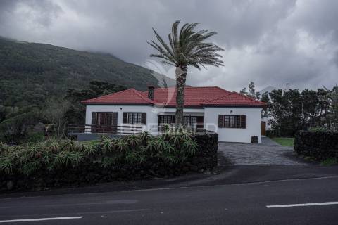 Moradia t3 na marginal dos casteletes – urzelina, ilha de são jorge