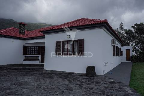 Moradia t3 na marginal dos casteletes – urzelina, ilha de são jorge