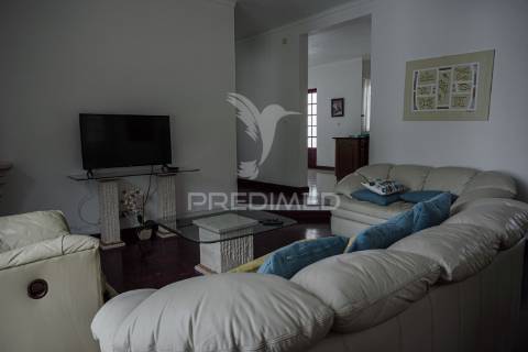 Moradia t3 na marginal dos casteletes – urzelina, ilha de são jorge