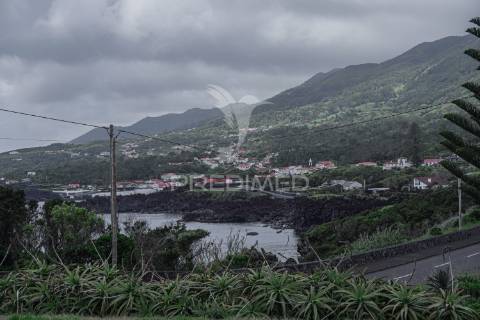Moradia t3 na marginal dos casteletes – urzelina, ilha de são jorge