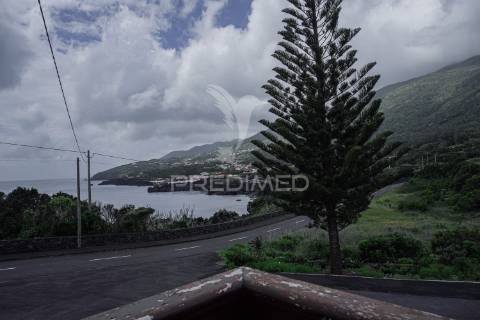 Moradia t3 na marginal dos casteletes – urzelina, ilha de são jorge