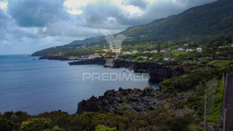 Moradia t3 na marginal dos casteletes – urzelina, ilha de são jorge