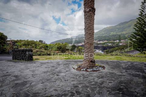 Moradia t3 na marginal dos casteletes – urzelina, ilha de são jorge