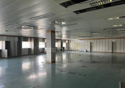Venda de edifício escritórios e armazém centro de carnaxide