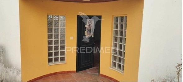 Moradia v4 para recuperar com excelente área exterior