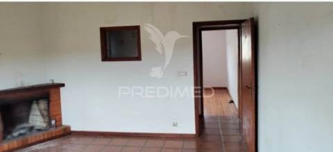 Moradia v4 para recuperar com excelente área exterior