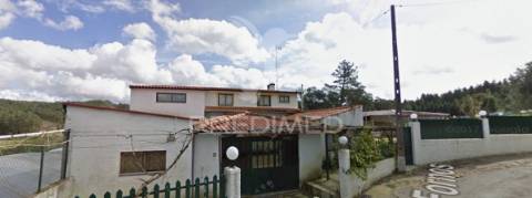 Moradia v4 para recuperar com excelente área exterior