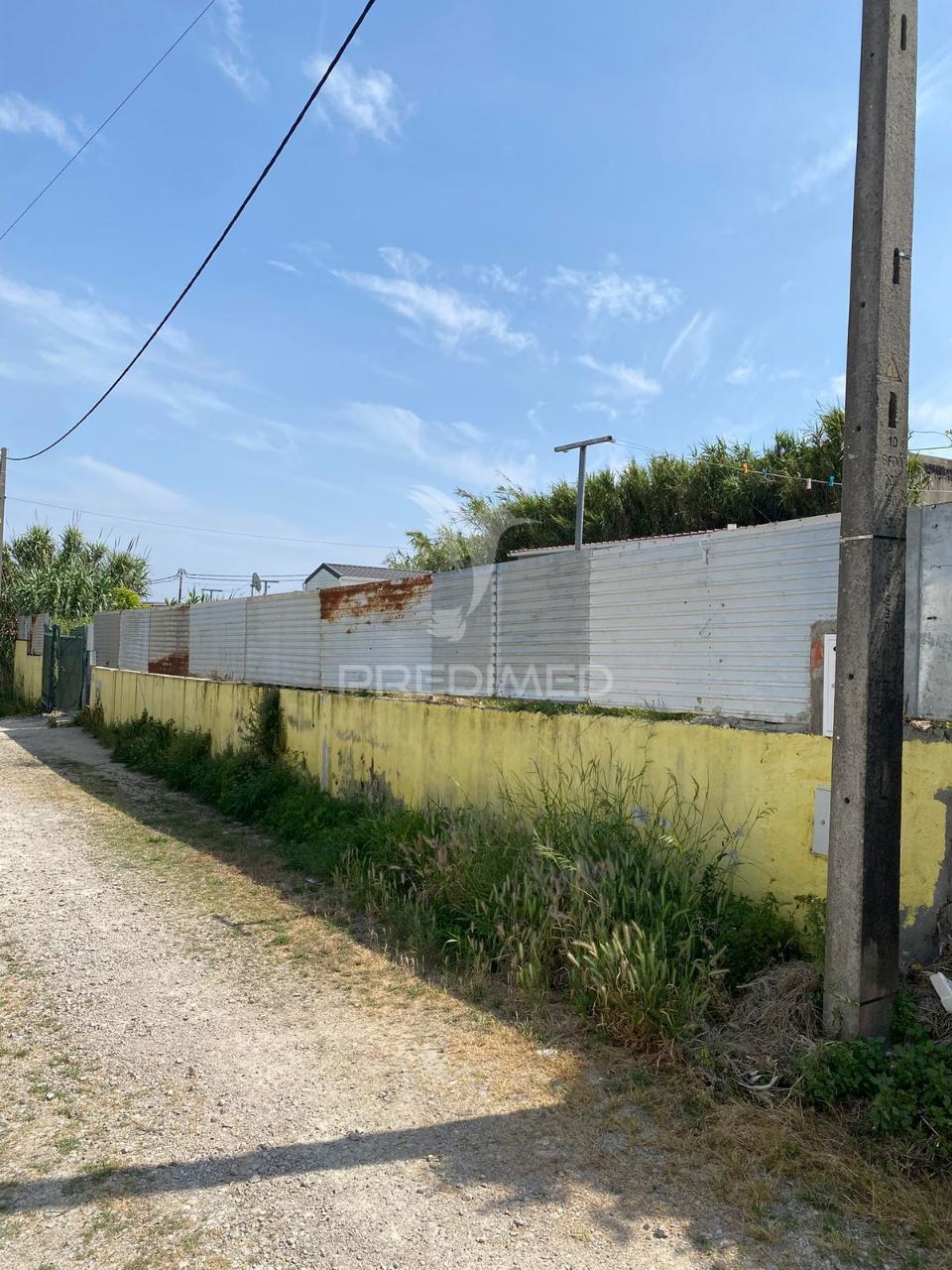 Terreno em almada com 4 casas , otimo para investimentos --sobreda