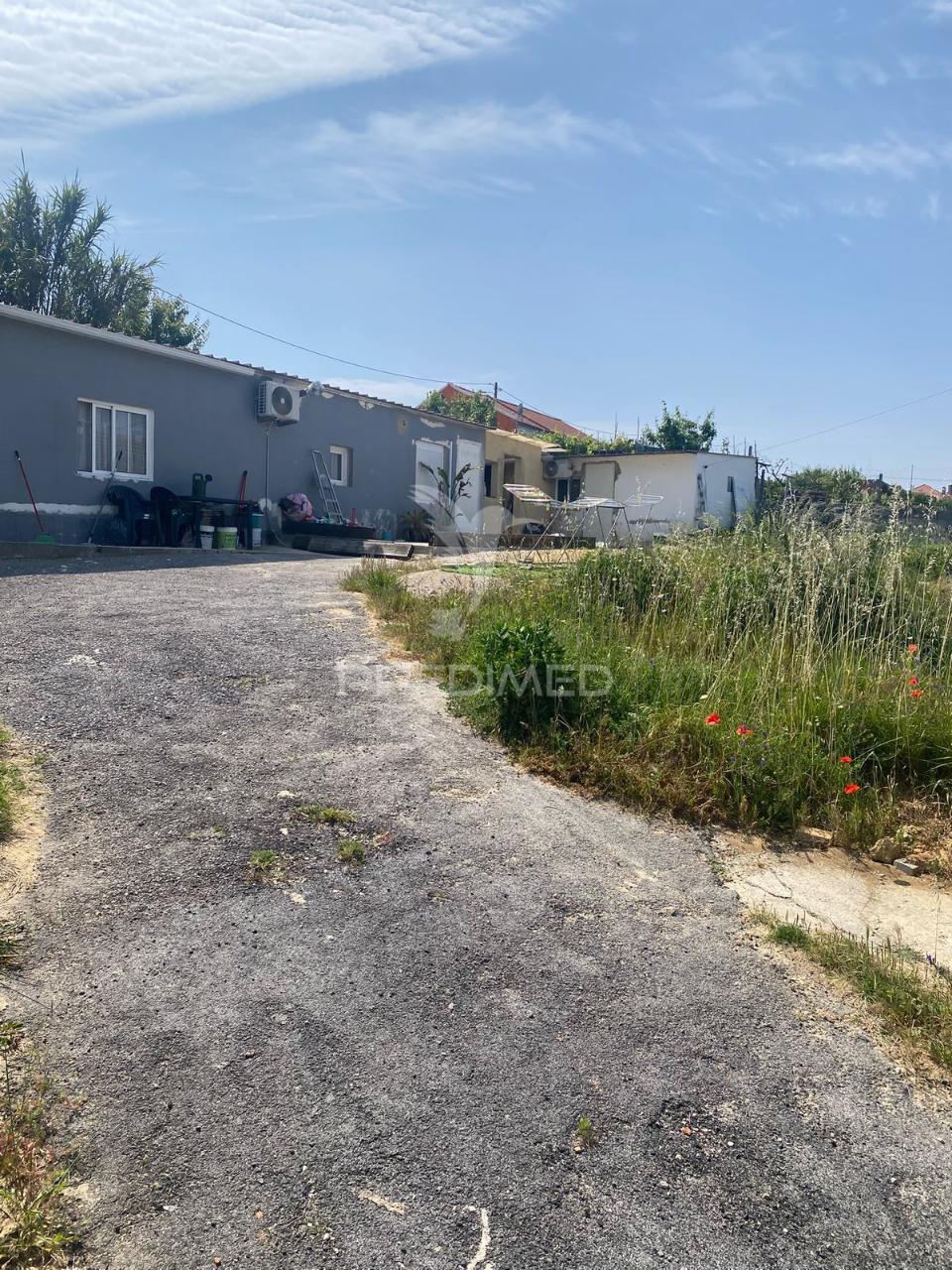 Terreno em almada com 4 casas , otimo para investimentos --sobreda