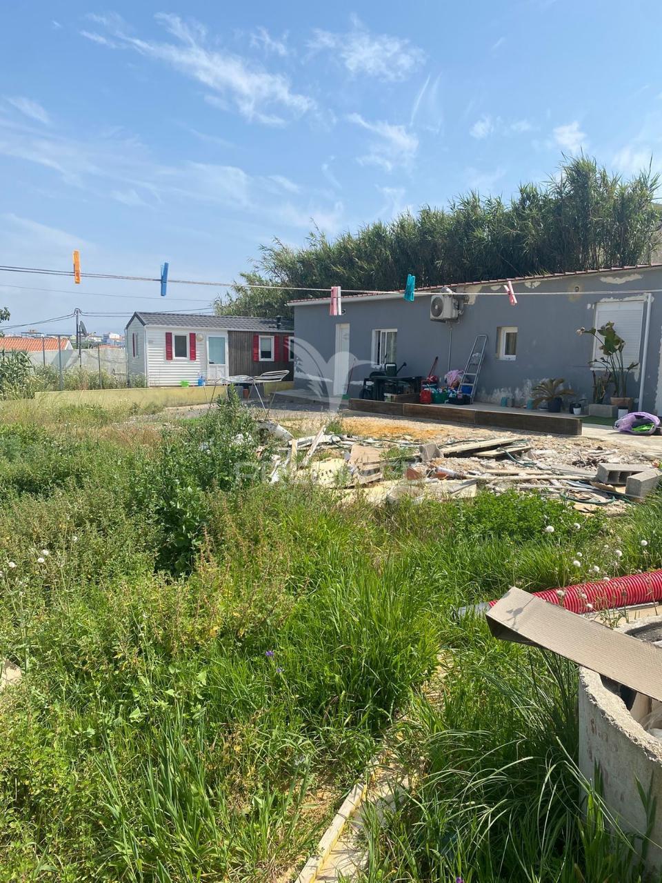 Terreno em almada com 4 casas , otimo para investimentos --sobreda