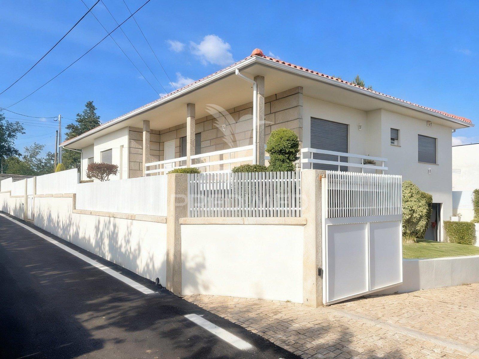Moradia t4 individual com piscina e jardim | sabariz – vila verde