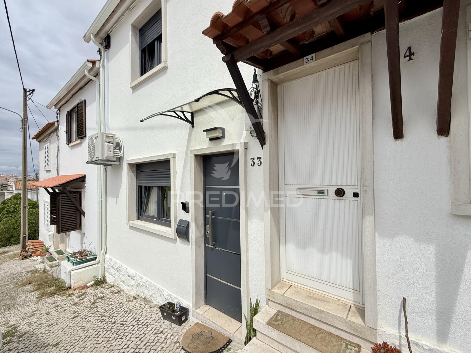 Moradia t2+1 com quintal totalmente remodelada em almada