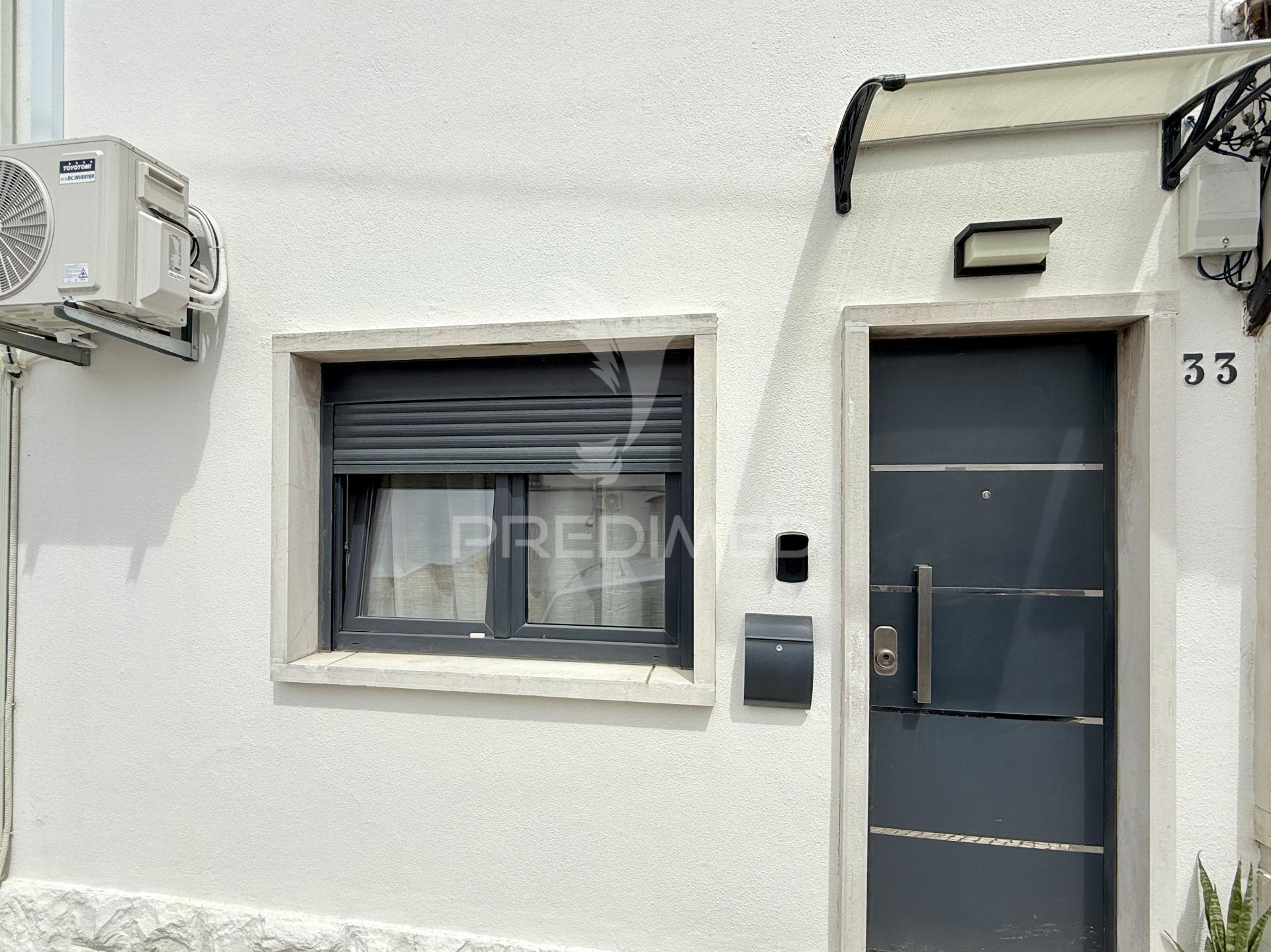 Moradia t2+1 com quintal totalmente remodelada em almada
