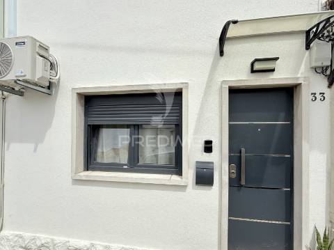 Moradia t2+1 com quintal totalmente remodelada em almada