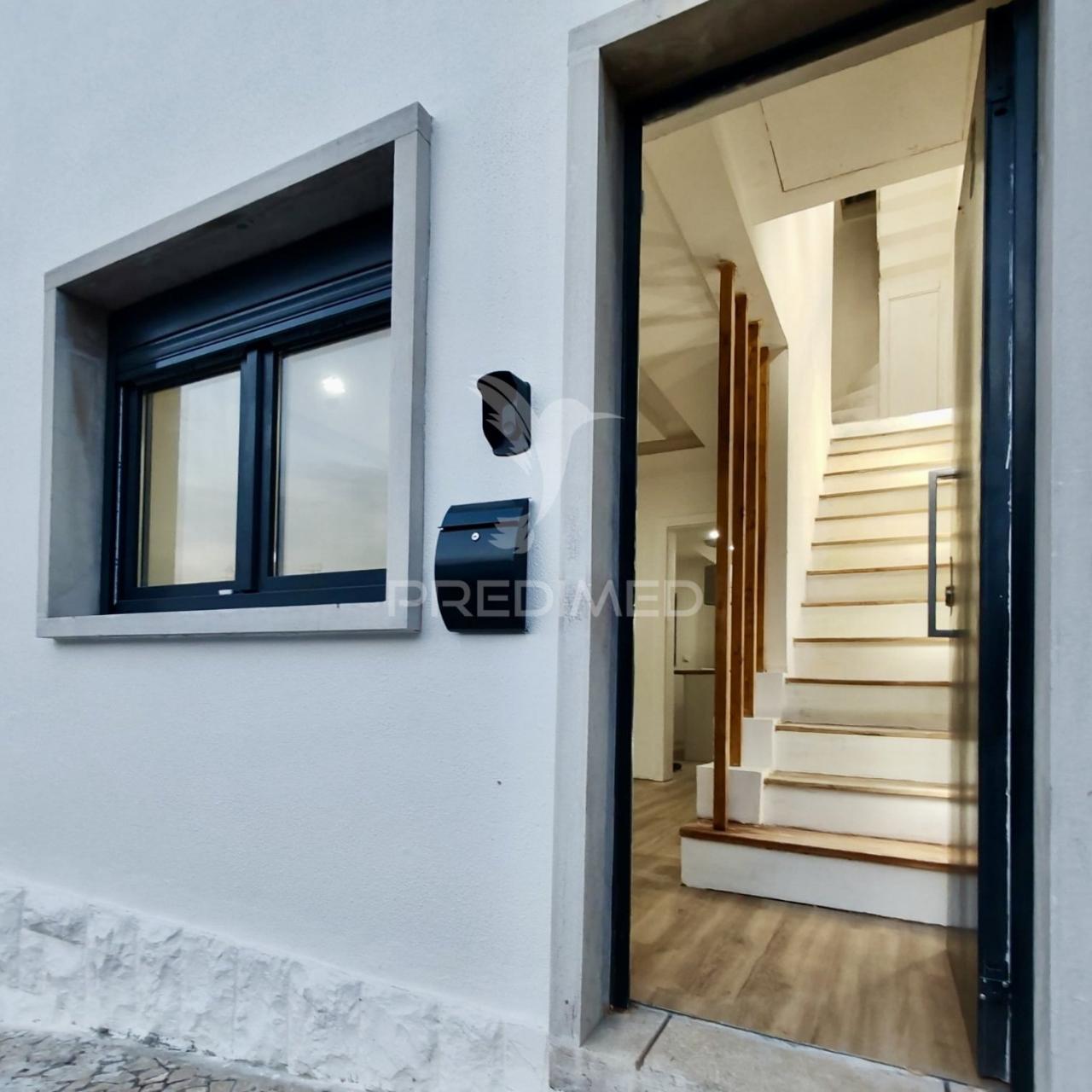 Moradia t2+1 com quintal totalmente remodelada em almada