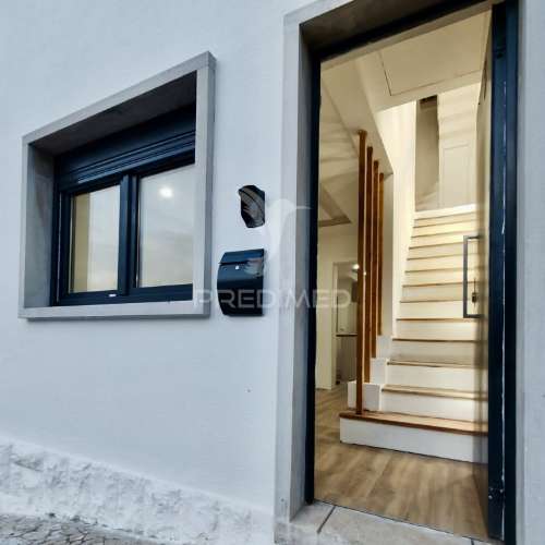 Moradia t2+1 com quintal totalmente remodelada em almada