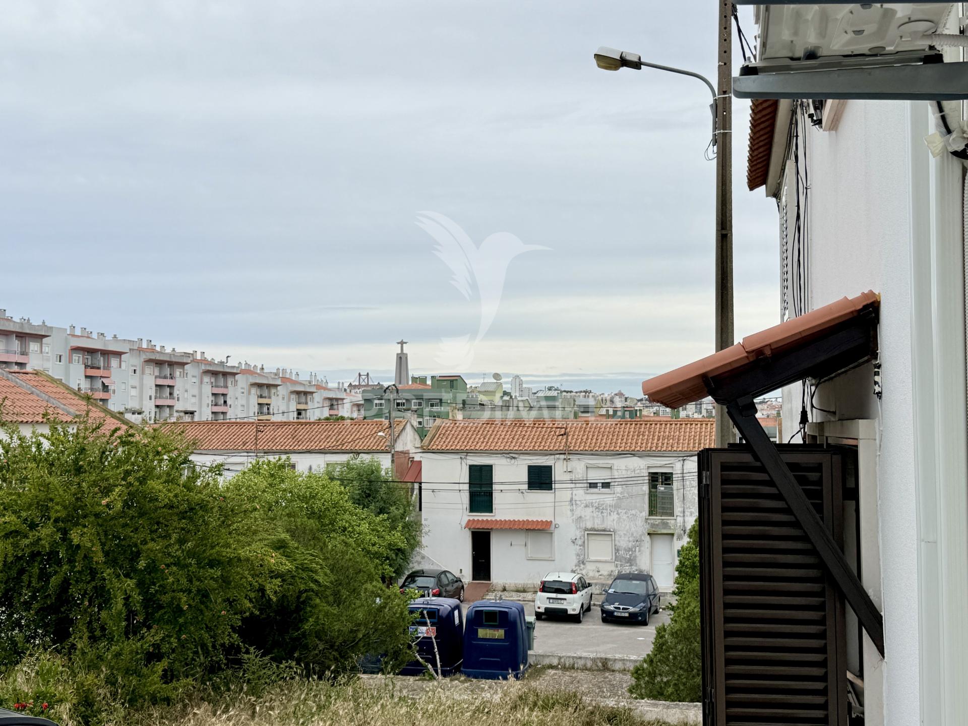 Moradia t2+1 com quintal totalmente remodelada em almada