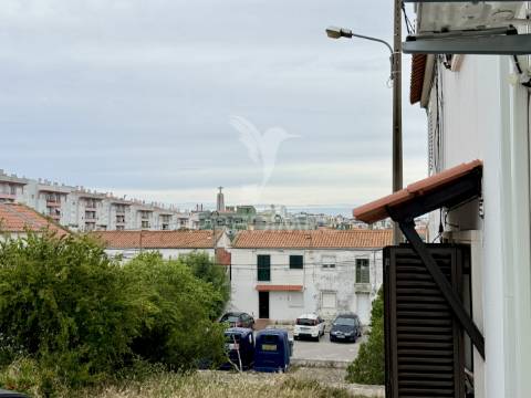 Moradia t2+1 com quintal totalmente remodelada em almada