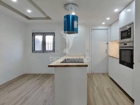 Moradia t2+1 com quintal totalmente remodelada em almada