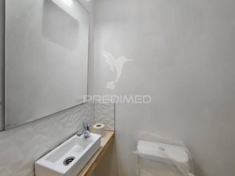Moradia t2+1 com quintal totalmente remodelada em almada