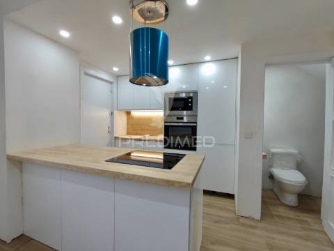 Moradia t2+1 com quintal totalmente remodelada em almada
