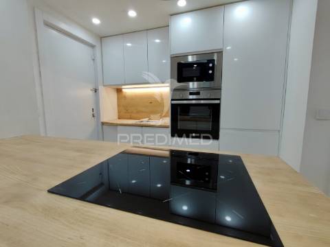 Moradia t2+1 com quintal totalmente remodelada em almada