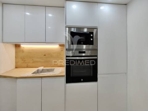 Moradia t2+1 com quintal totalmente remodelada em almada