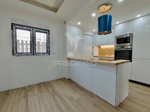 Moradia t2+1 com quintal totalmente remodelada em almada