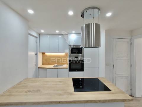 Moradia t2+1 com quintal totalmente remodelada em almada