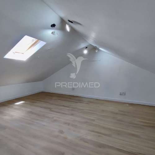 Moradia t2+1 com quintal totalmente remodelada em almada