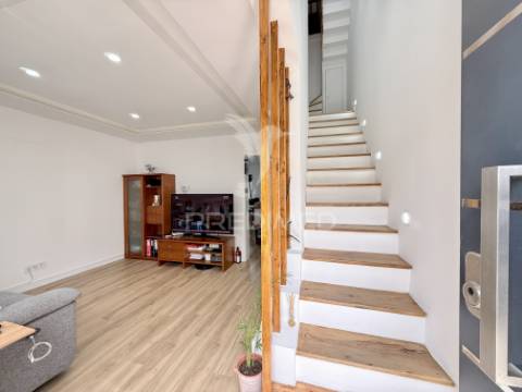 Moradia t2+1 com quintal totalmente remodelada em almada