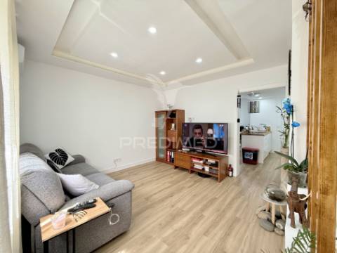 Moradia t2+1 com quintal totalmente remodelada em almada