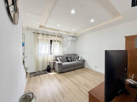 Moradia t2+1 com quintal totalmente remodelada em almada