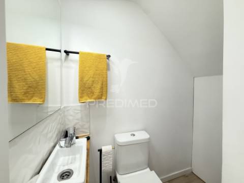 Moradia t2+1 com quintal totalmente remodelada em almada