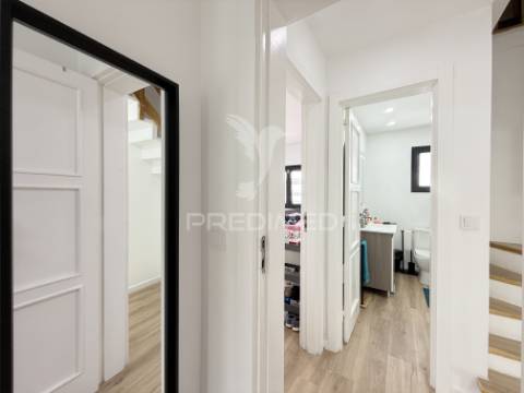 Moradia t2+1 com quintal totalmente remodelada em almada
