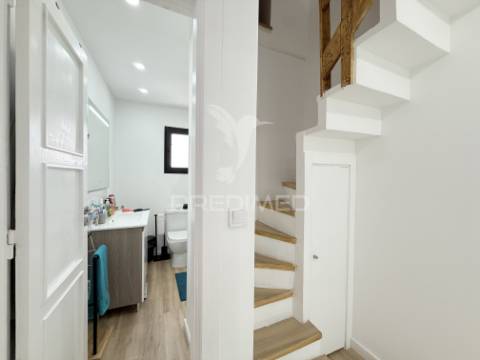 Moradia t2+1 com quintal totalmente remodelada em almada