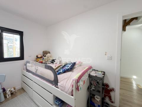 Moradia t2+1 com quintal totalmente remodelada em almada