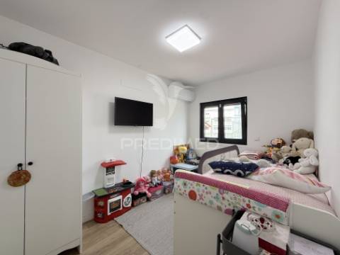 Moradia t2+1 com quintal totalmente remodelada em almada