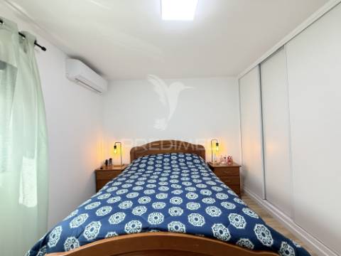 Moradia t2+1 com quintal totalmente remodelada em almada